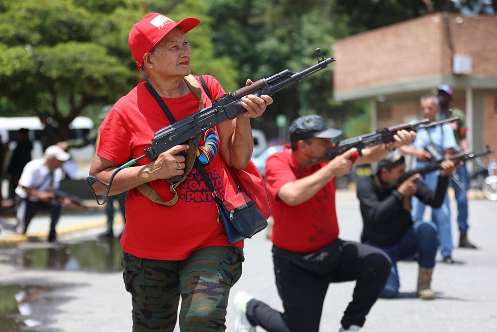 Civiles de grupos políticos ideologizados y afectos a Nicolás Maduro sostienen fusiles durante un entrenamiento militar sobre armamento en la base Fuerte Tiuna, en Caracas, el 20 de septiembre de 2025.