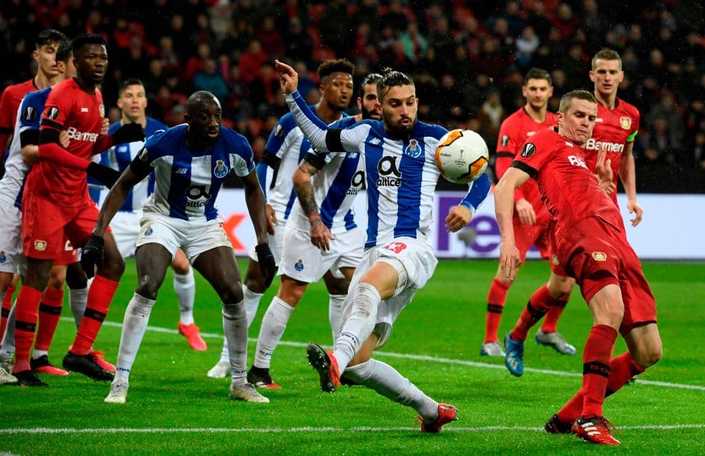 Leverkusen continúa presionando en búsqueda del 3-0 pero el Porto repliega de manera correcta para alejar el peligro.