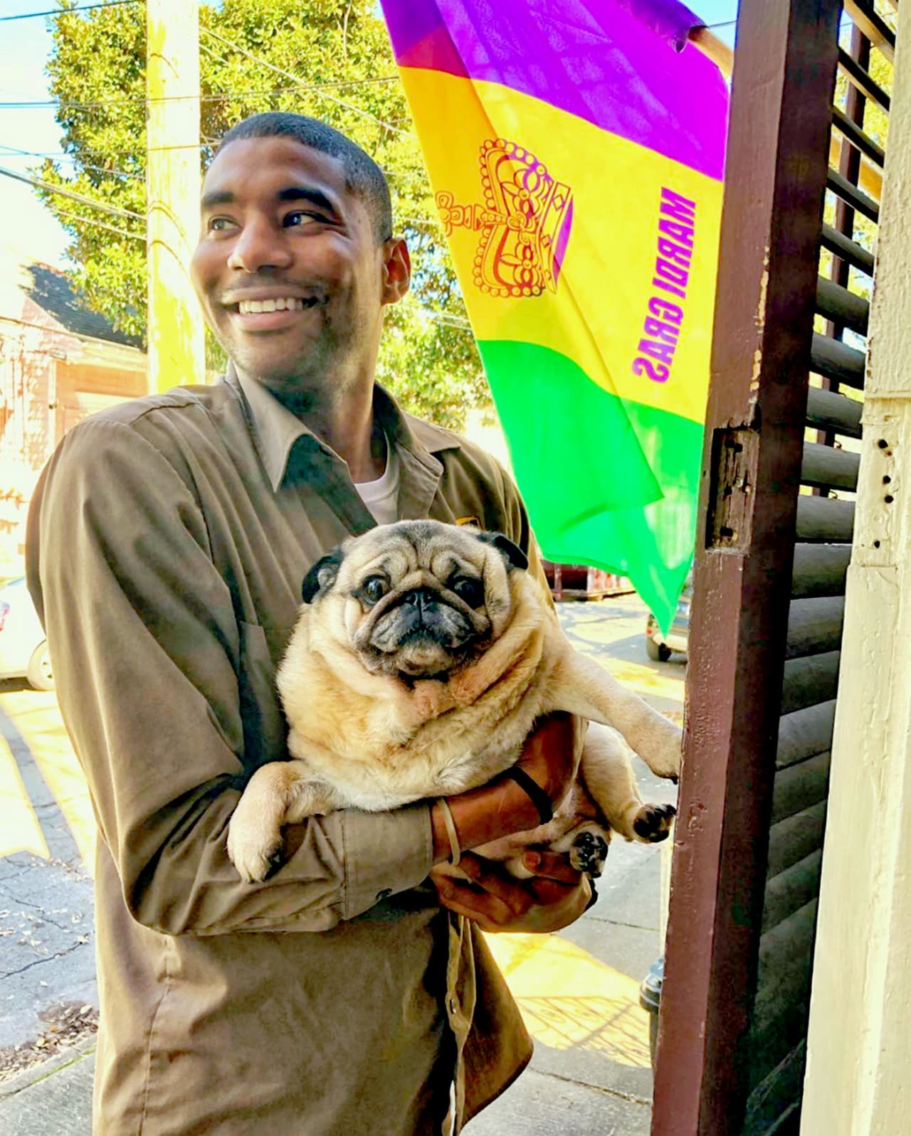 Hardesty trabaja en UPS desde hace nueve años y se ha contagiado con la peculiar costumbre de otros empleados de la compañía de correos que en una cuenta de Facebook, @upsdogs, muestran fotos de las mascotas que encuentran en sus rutas. En esta fotografía Hardesty posa con Sofía. "Mamá ayúdame", escribió junto a la imagen.