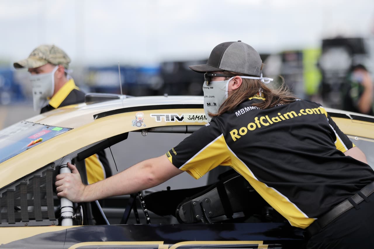 Todos los miembros del equipo siguen las medidas preventivas y utilizan cubrebocas durante el regreso de la NASCAR.
