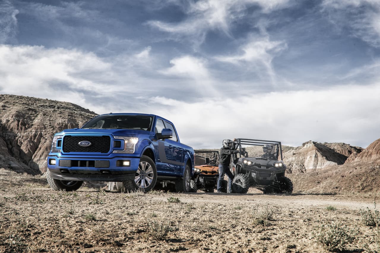 Bajo el capó la F-150 2018 llega una novedad importante. La primera de ellas es
<b>la llegada de un motor V6 turbo diésel de 3.0 litros de desplazamiento de la familia Power Stroke</b>, el primer motor diésel en la historia de la F-150. Aunque Ford no nos dio mayores detalles sobre el mismo es de esperarse que sea uno de sus campeones en torque y economía.