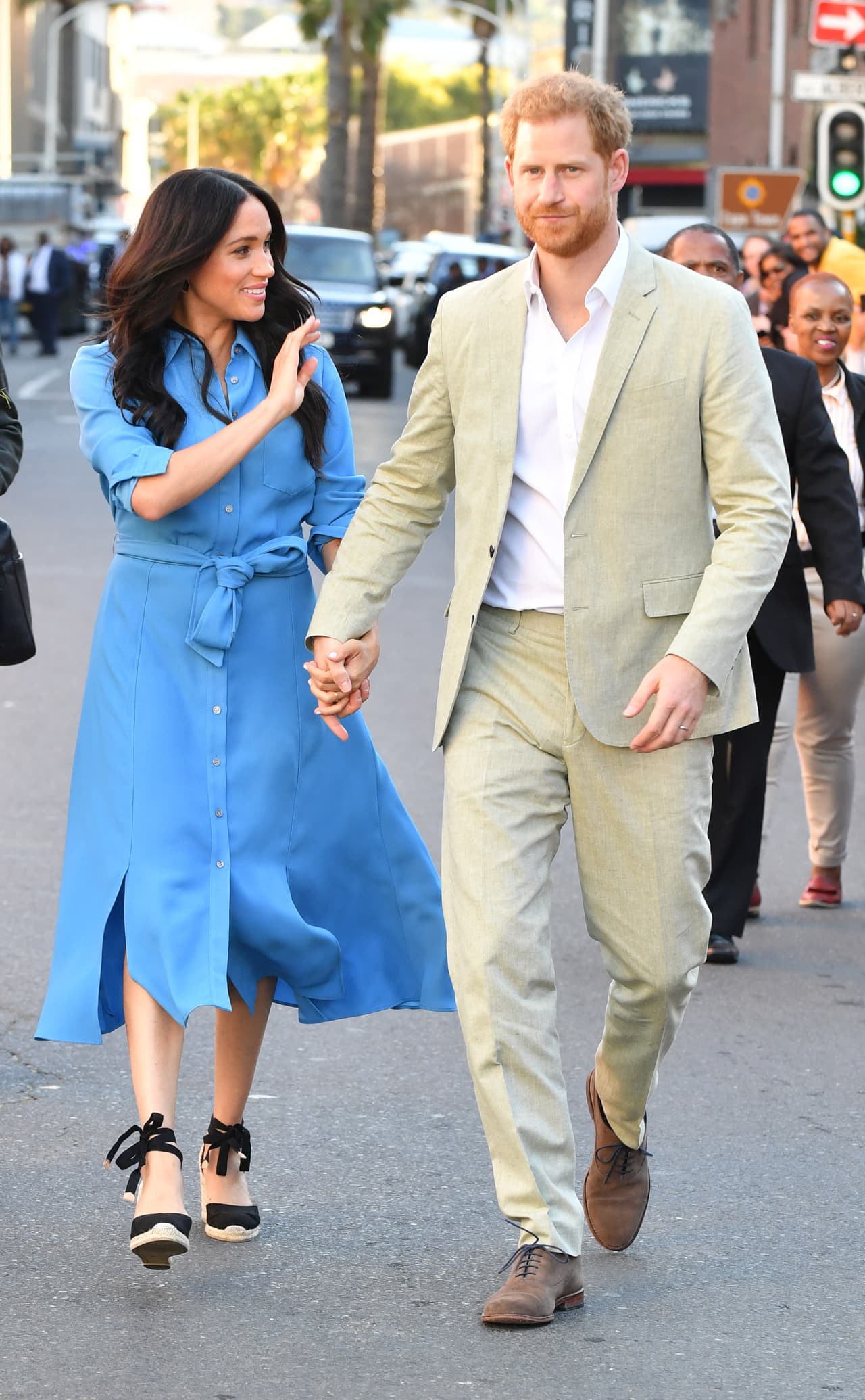 De acuerdo a CNN, los duques
<b><a href="https://www.univision.com/famosos/reportan-que-meghan-markle-y-el-principe-harry-tomaron-un-vuelo-comercial-para-ir-a-una-boda-en-italia-fotos" target="_blank">viajaron en un vuelo comercial</a></b> desde Reino Unido hasta Sudáfrica.