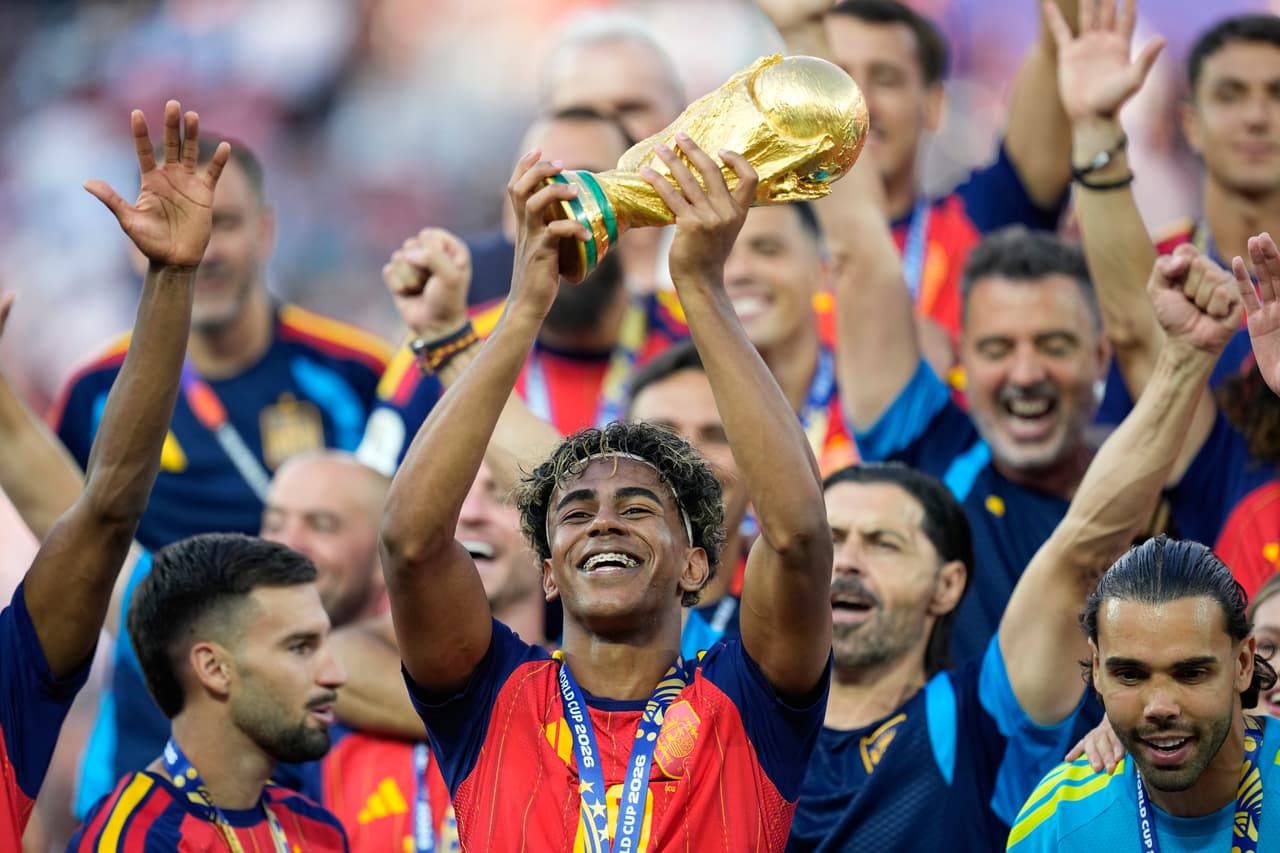 Yamal sostiene la copa.