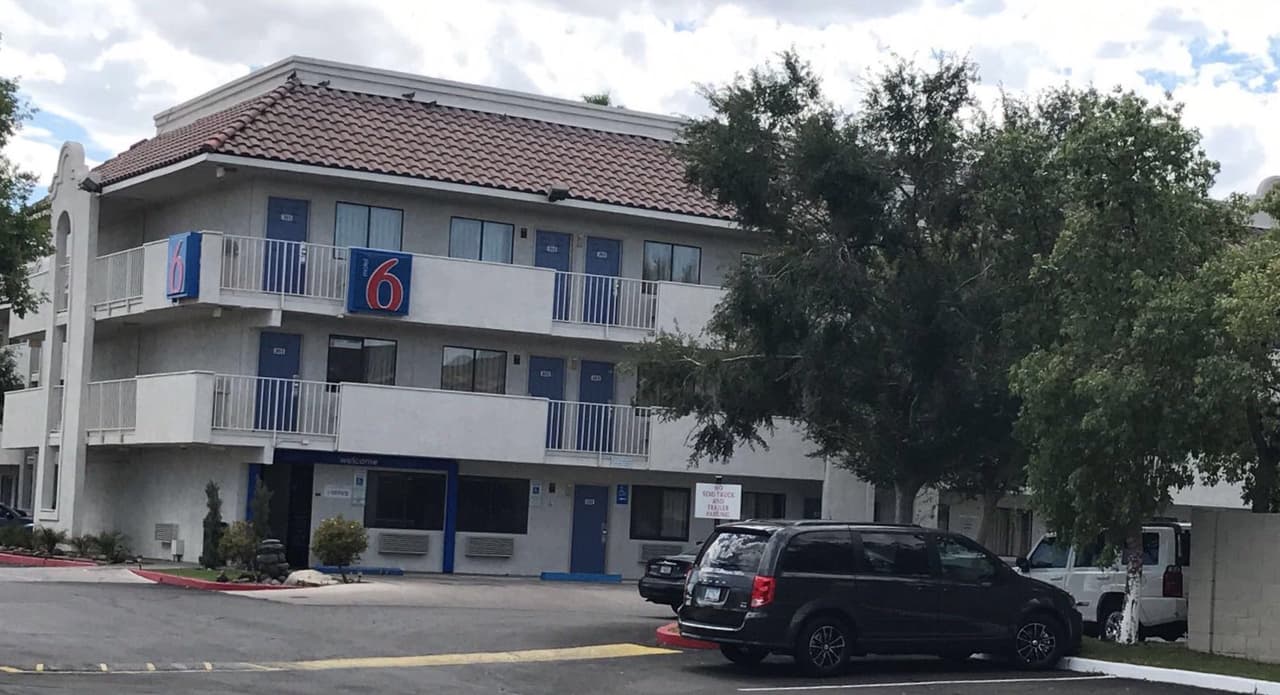 Activistas piden disculpa pública de Motel 6 y el despido de sus empleados acusados de reportar inmigrantes con ICE