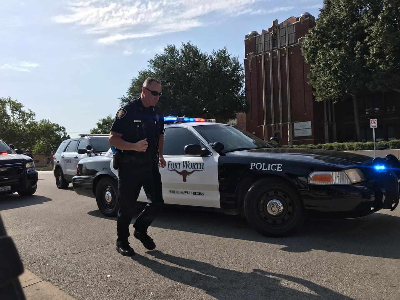 Uno de los oficiales inicia su marcha durante su participación del simulacro.
