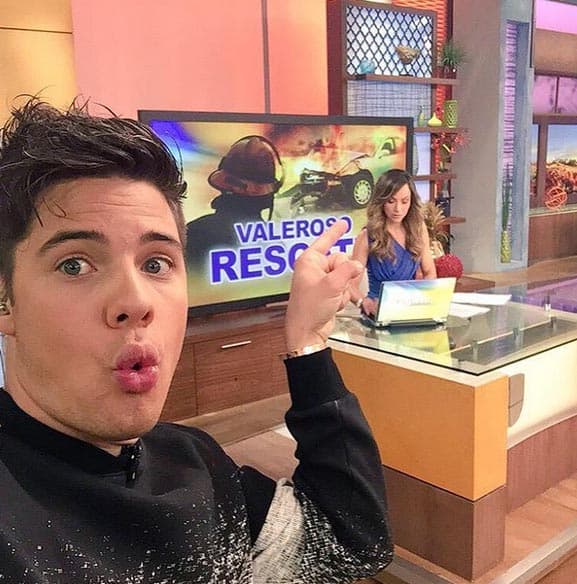 Satcha sorprendida por William muy concentrada en las noticias.