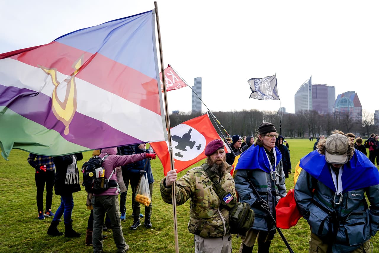 También el sábado, opositores holandeses a las restricciones sanitarias llegaron en camiones desde todo el país a La Haya y bloquearon durante varias horas el centro de la ciudad. Los organizadores pedían el fin de las restricciones sanitarias.
<br>