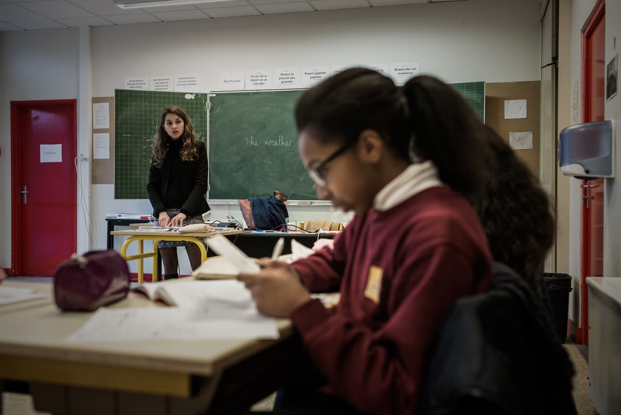 Children sit in a classroom of the Foundation Esperance Banlieues in a school in Asnieres-sur-Seine, outside Paris on January 13, 2017. / AFP / PHILIPPE LOPEZ (Photo credit should read PHILIPPE LOPEZ/AFP/Getty Images)