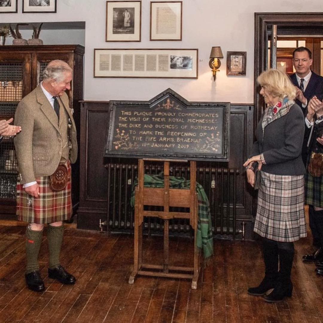Sin embargo, este 11 de enero Carlos y Camilla visitaron la posada The Fife Arms en Escocia, para inaugurar su reapertura.
<br>