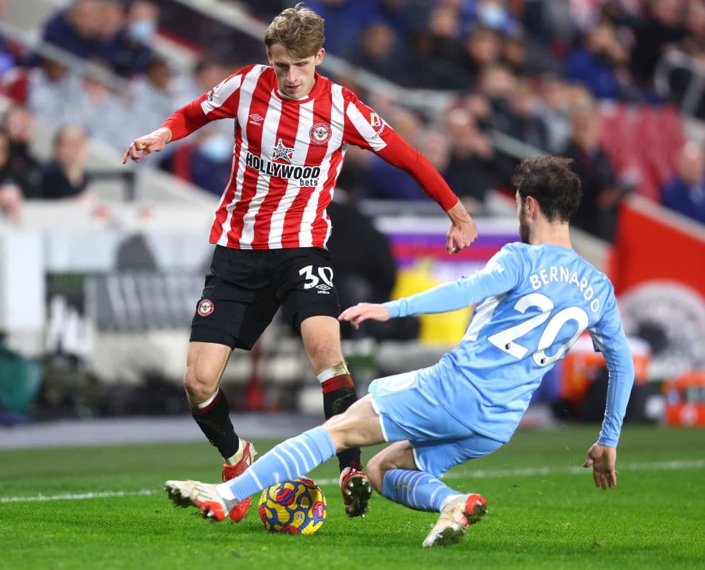 Manchester City se lleva el trinunfo sobre Brentford con único gol por parte de Phil Foden, lo que coloca a los de Guardiola como primeros en la tabla y se alejand del Chelsea por ocho puntos en la Premier League.