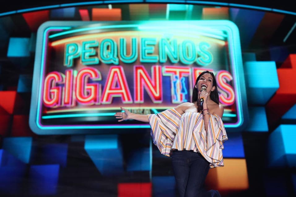 ¡Elegante y refrescante! La blusa con hombros descubiertos se puede combinar con cualquier prenda de mezclilla y estiliza la figura.