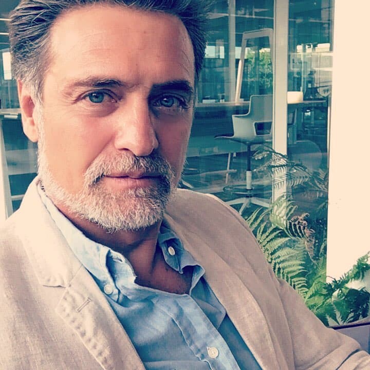 Aunque hay algunas fans lo que prefieren con canas y hasta le dejan algunos comentarios como: “Bello en todas las etapas de tu vida”.