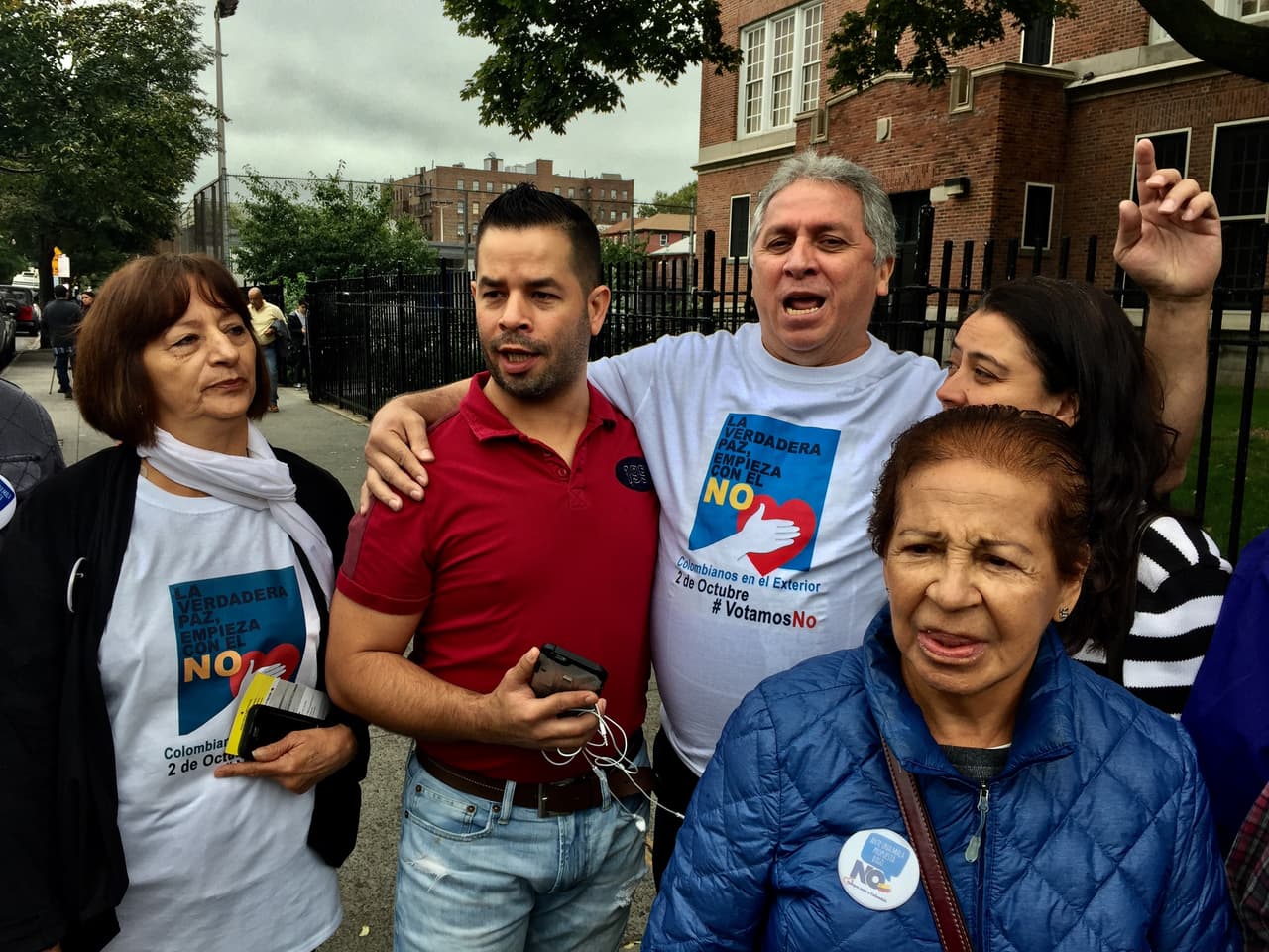 Los partidarios del "no" se expresaron frente al centro de votación.