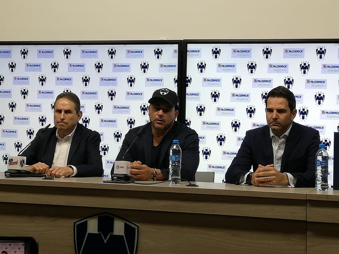 Monterrey presenta a su nuevo Director Técnico, Antonio Mohamed, en su estadio.