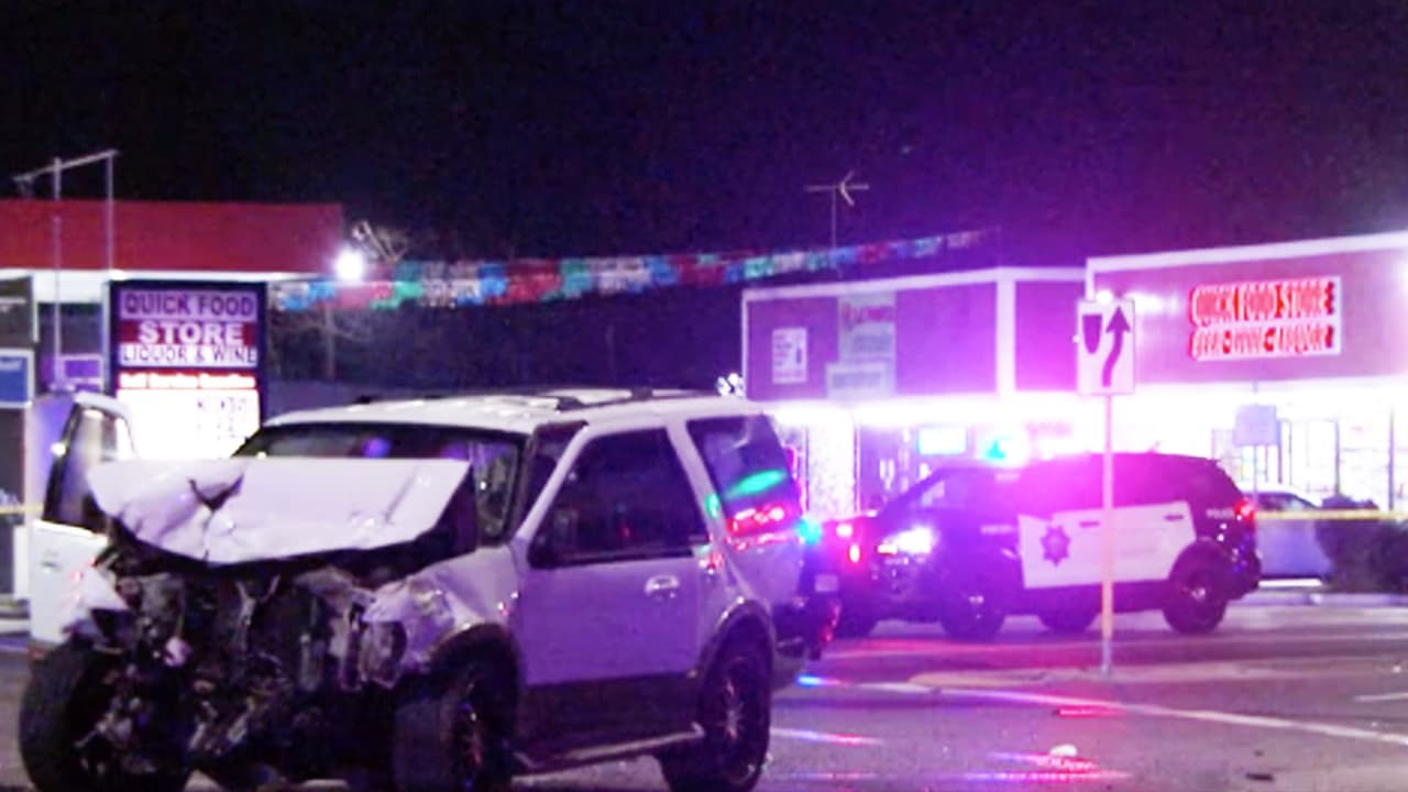 En la esquina de la Palm con Belmont, un vehículo de color negro se detuvo para dar espacio a que un camión de carga doblara hacia el sur por la Palm Ave.