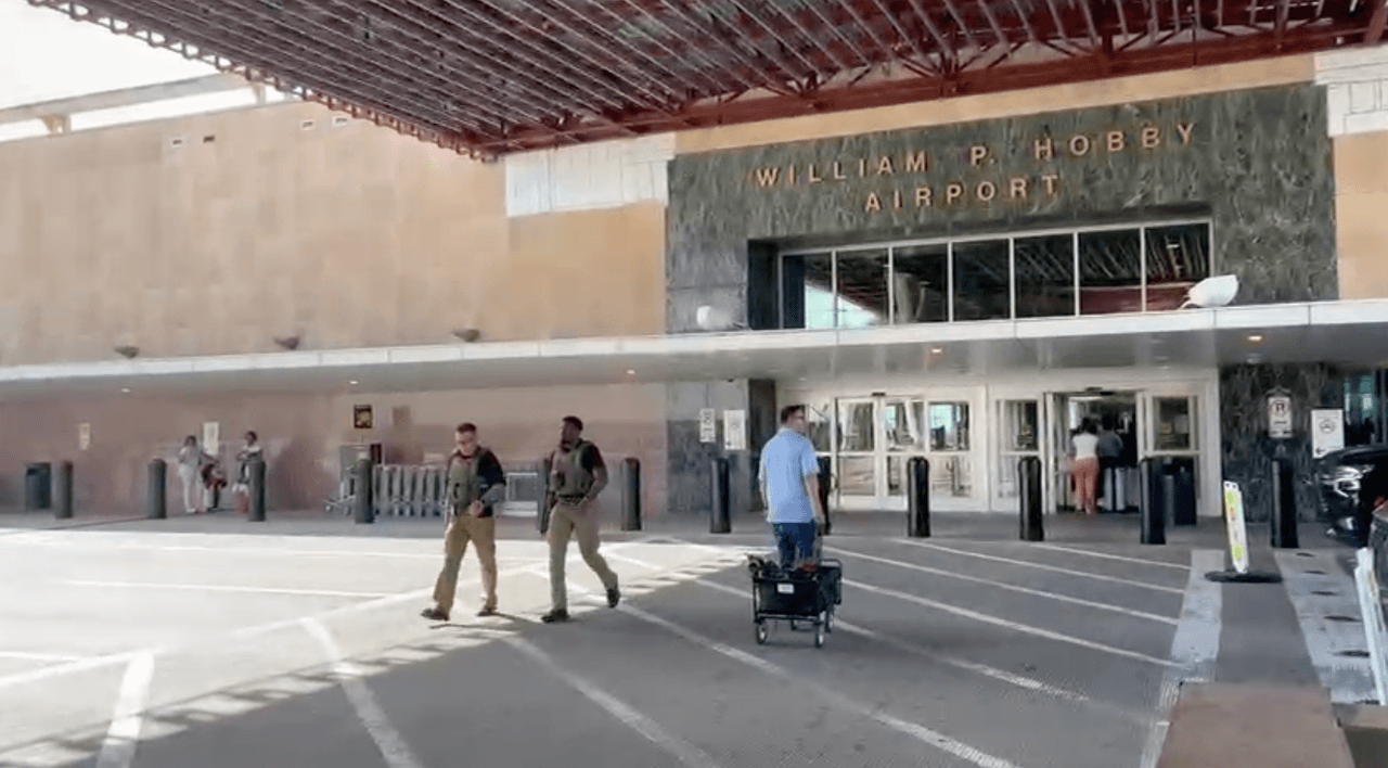 Las autoridades aeroportuarias recomendaron a quienes tenían previsto viajar que
<b>salieran con muchas horas de anticipación hacia la terminal, ante el riesgo de quedar atrapados en filas que superaban las seis horas.</b>