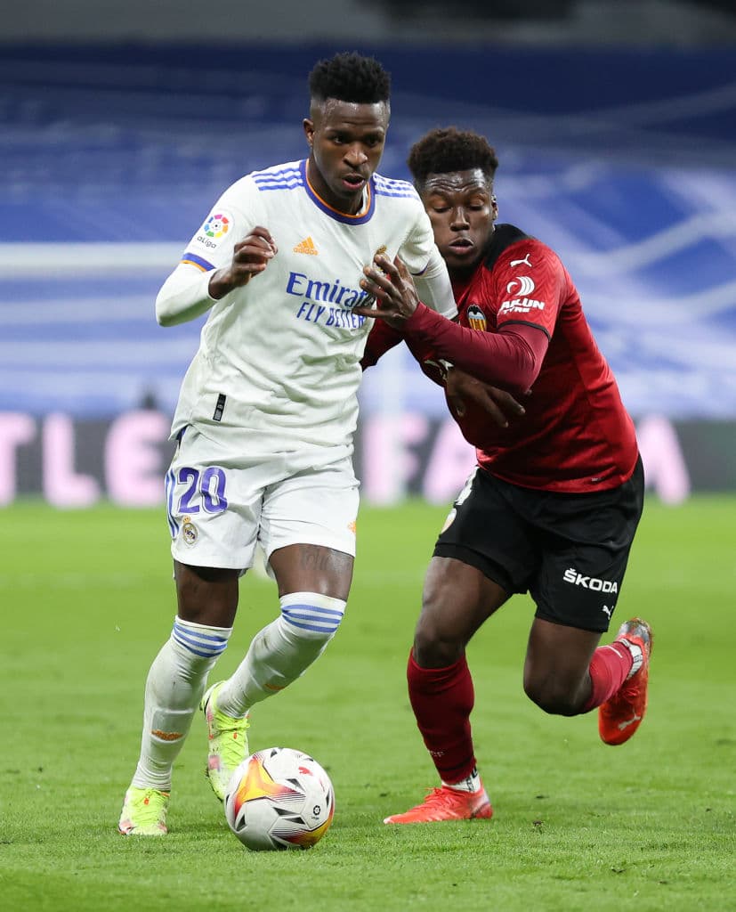 Con dobletes de Karim Benzema y Vinicius Junior, el Real madrid camina a la victoria 4-1 sobre el Valencia.