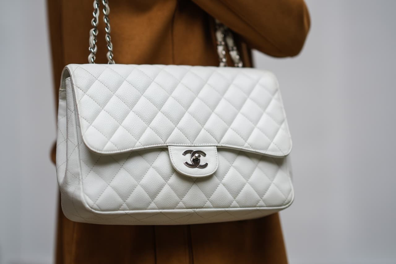 <b>Puesto 7. Familia Wertheimer</b>
<br>
<br>
<b>Compañía: Chanel</b>
<br>
<br>
<b>Patrimonio: 61,800 millones de dólares</b>
<br>
<br>
<b>Generaciones: 3</b>
<br>
<br>
<b>Industria: artículos de lujo</b>
<br>
<br>
<b>Establecida en</b>:
<b>París, Francia</b>
<br>
<br>Los hermanos Alain y Gerard Wertheimer están cosechando los beneficios de la inversión de su abuelo en la compañía de la diseñadora de moda Coco Chanel, en la década de 1920.