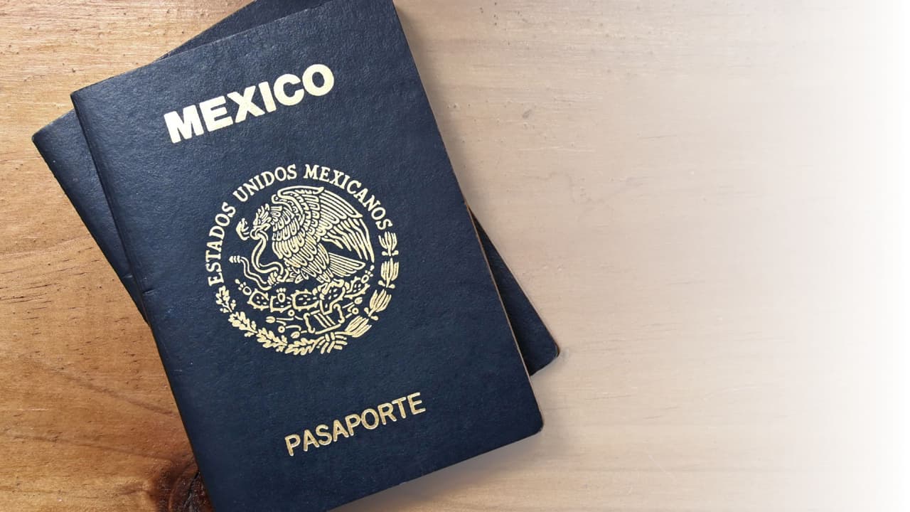 El Consulado Sobre Ruedas de México atenderá en el norte de Texas del 1 al 5 de junio
<b>para ayudar a mexicanos que necesitan tramitar pasaporte, matrícula consular o credencial para votar del INE</b> sin desplazarse hasta una sede consular más lejana.
<br>Para muchas familias, este tipo de operativo
<b>puede ahorrar horas de camino, permisos laborales y gastos adicionales. </b>
<br>👉🏻 Pero hay una condición clave: no basta con llegar.
<b>Hay que revisar la cita, los documentos y los requisitos antes de salir de casa.</b>