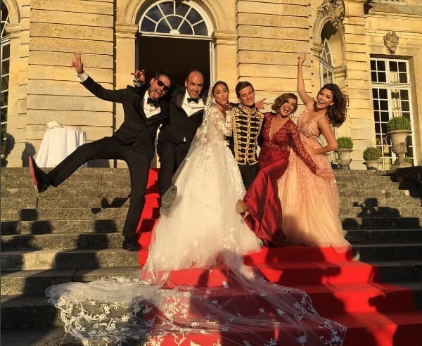 Los hermanos de la novia y sus parejas derrochando alegría.