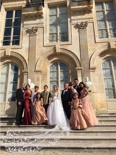 Toda la familia estaba muy feliz por la nueva pareja.