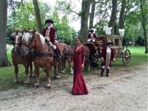 El carruaje típico francés llevado por cuatro caballos de la novia.