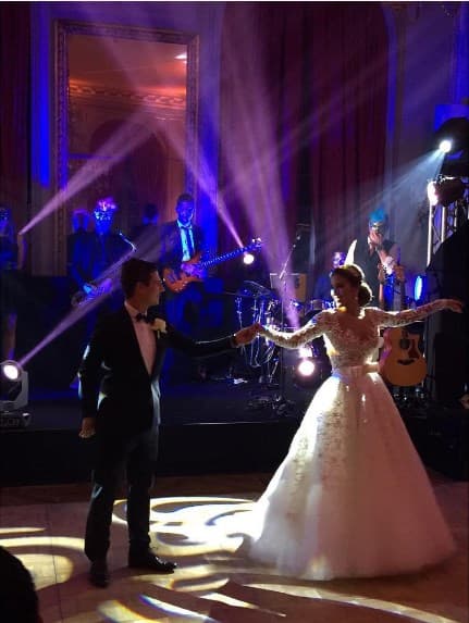 La feliz pareja en su primer baile como recién casados. ¡Qué vivan los novios!