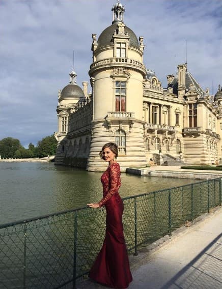 ¡Guapísima! Karla luciendo un sensual vestido color rojo con transparencias.