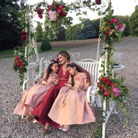 Un bello atardecer junto a sus hijas vestidas de princesas renacentistas.
