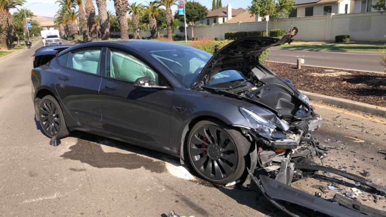 Hispano muere al hacer volar su BMW y estrellarse de frente con un Tesla en California