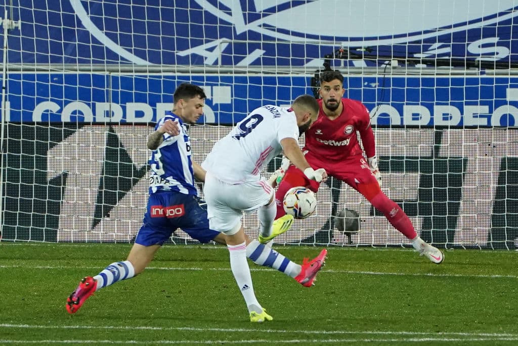 Casemiro (15’) abrió la cuenta y Benzema (41’) creció la ventaja. Antes de concluir la primera mitad, Eden Hazard (45+1’) marcaba el tercero en el Mendizorroza. Joselu (59’) hacía el descuento en la parte complementaria, pero Benzema (70’) conseguía sellar la goleada con su doblete. Real Madrid llegó a 40 unidades y recibirá al Levante en la siguiente fecha de La Liga.