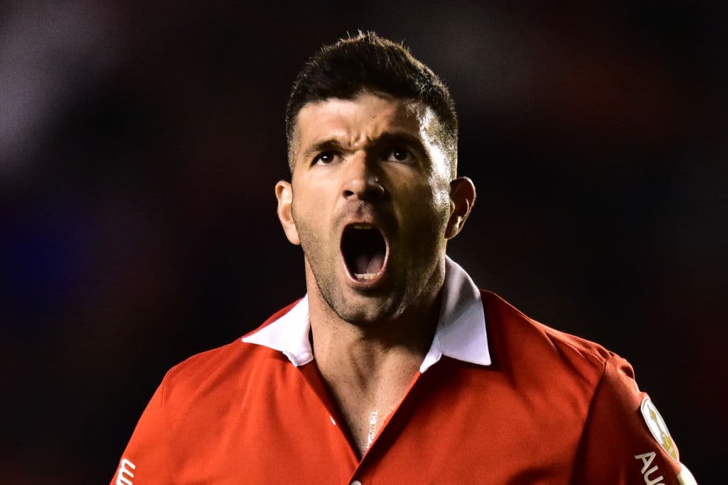 Gigliotti viene de anotar 12 goles en 15 partidos en la Superliga Argentina 2018-2019 con Independiente, saliendo del club aparentemente por motivos económicos.