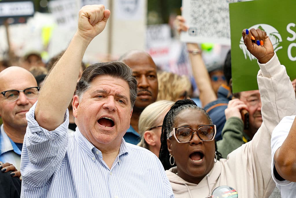 El gobernador de Illinois, JB Pritzker (I), asiste a una manifestación durante el día nacional de protesta “No Kings” en Chicago, el 18 de octubre de 2025. Desde Nueva York hasta San Francisco, se espera que millones de estadounidenses salgan a las calles para expresar su enojo por las políticas del presidente Donald Trump en las protestas “No Kings” a nivel nacional.