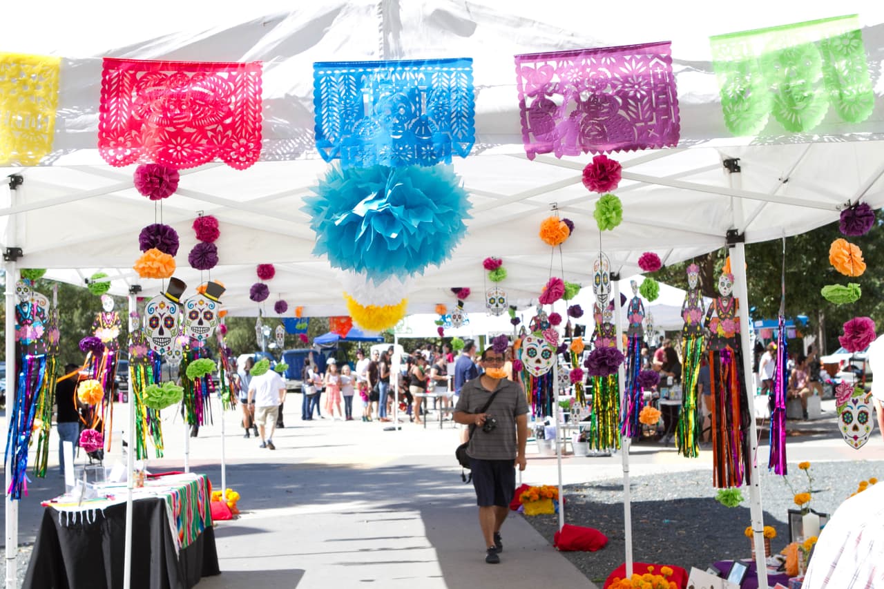 Altares, música, piñatas, papel picado, exhibición de autos antiguos, calaveras, pan de muerto y caritas y manitas pintadas hicieron parte del evento del 'Día de los Muertos' organizado en el Centro Cultural Mexico-Americano de Austin.