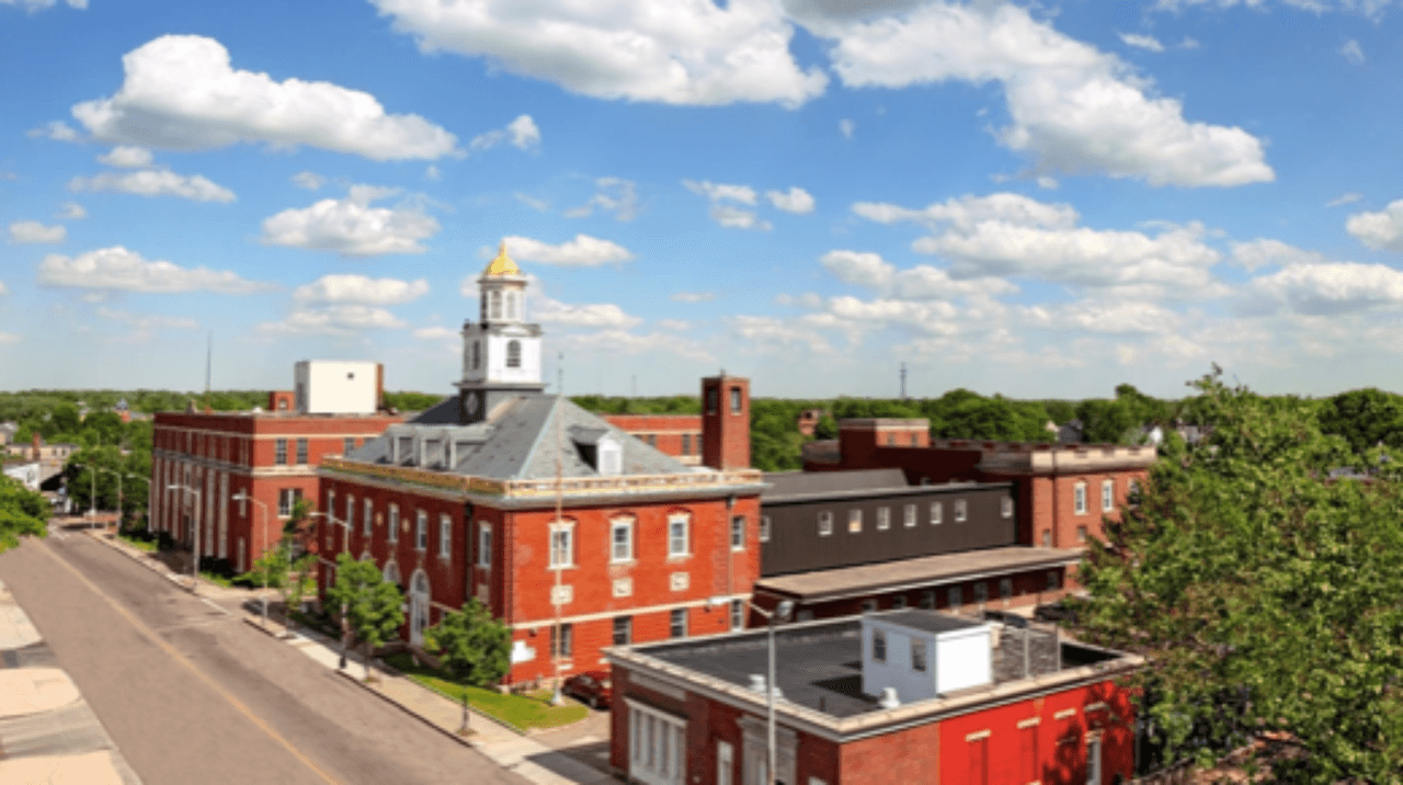 <h3 class="cms-H3-H3">10. Brockton, Massachusetts</h3>
<br>
<br>👉
<b>Población de origen extranjero (2020): </b>32.5% (+5.3% desde 2016)
<br>
<br>👉
<b>Mayor grupo de inmigrantes: </b>caboverdianos.
<br>
<br>👉
<b>Otros grupos de inmigrantes: </b>haitianos, ecuatorianos, jamaiquinos.
<br>
<br>👉
<b>Población total:</b> 95,740 habitantes.
<br>