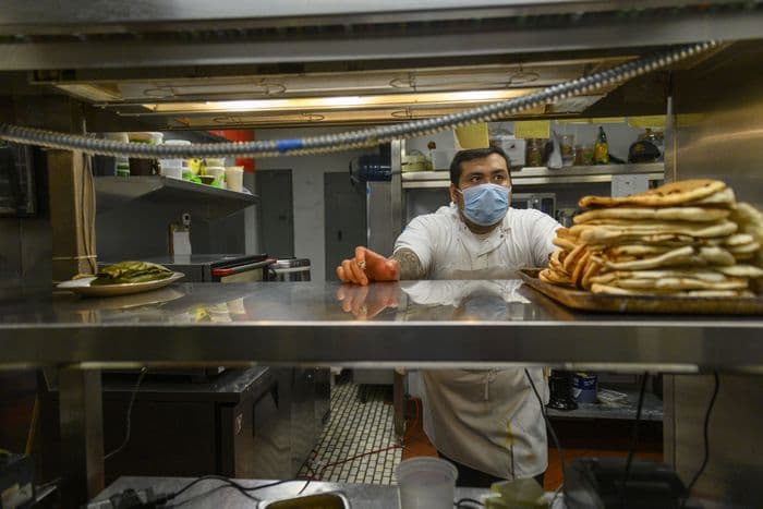 Los empleados de restaurantes y taxistas de Nueva York ahora son elegibles para recibir la vacuna contra el coronavirus