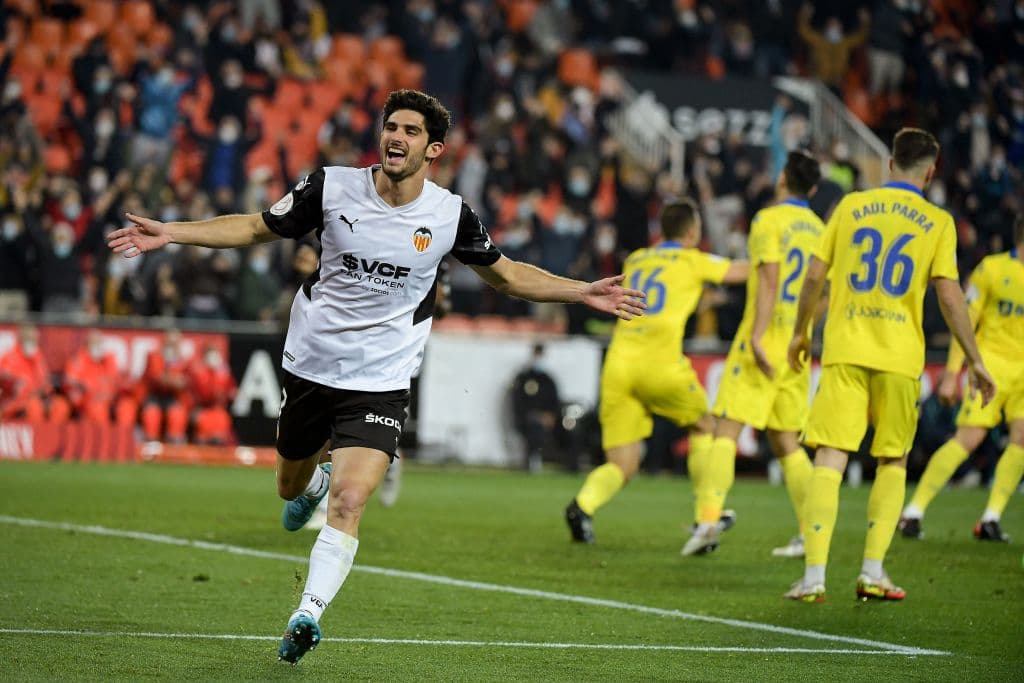 Valencia se queda con la victoria sobre Cádiz 2-1 y consigue su pase a la Semifinal de la Copa del Rey. Goncalo Guedes (24') y Hugo Duro Perales (79') le dieron el triunfo a los Ches, mientras que Lucas Pérez (54') anotó el único tanto para el 'submarino amarillo'.