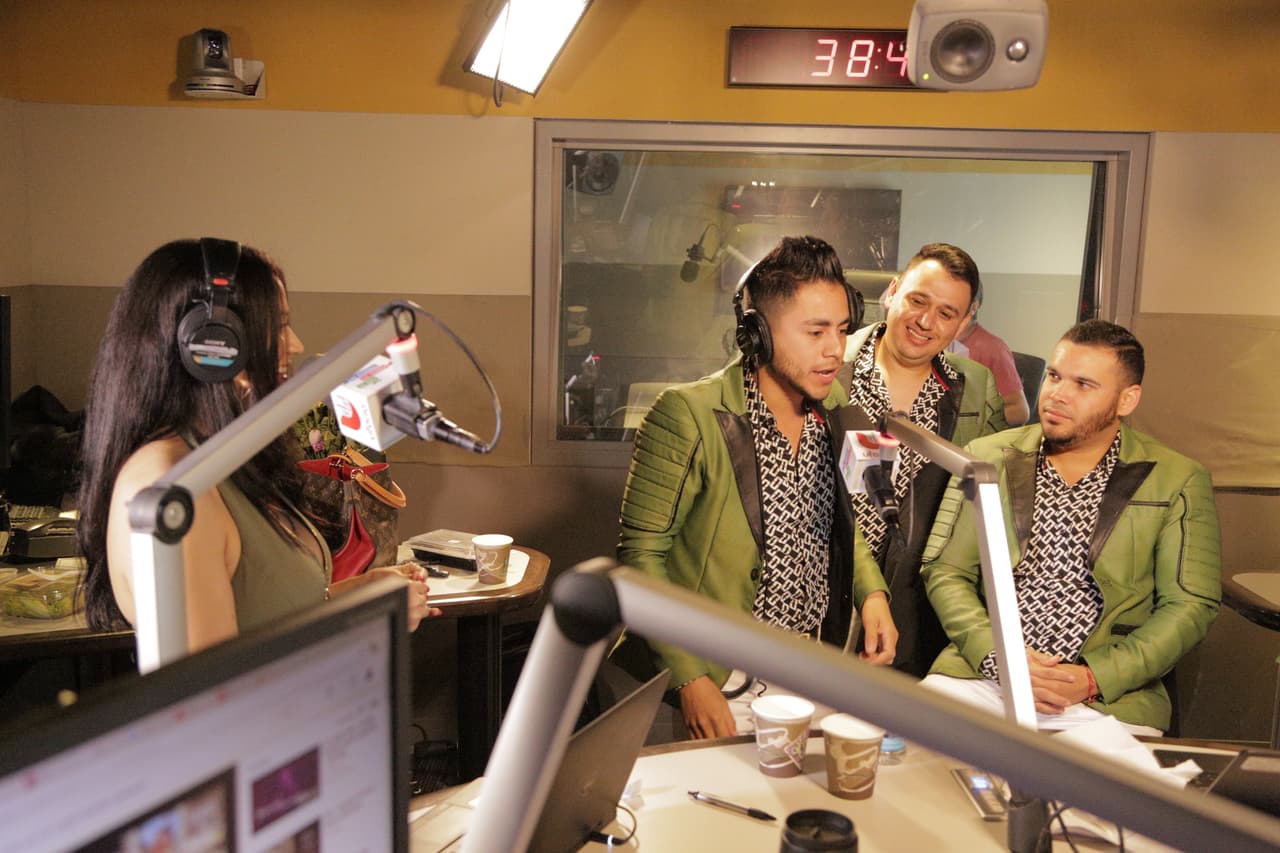 Banda Carnaval tratando de conquistar a
<a href="https://www.facebook.com/carlamedranoo/">Carla Medrano</a>.