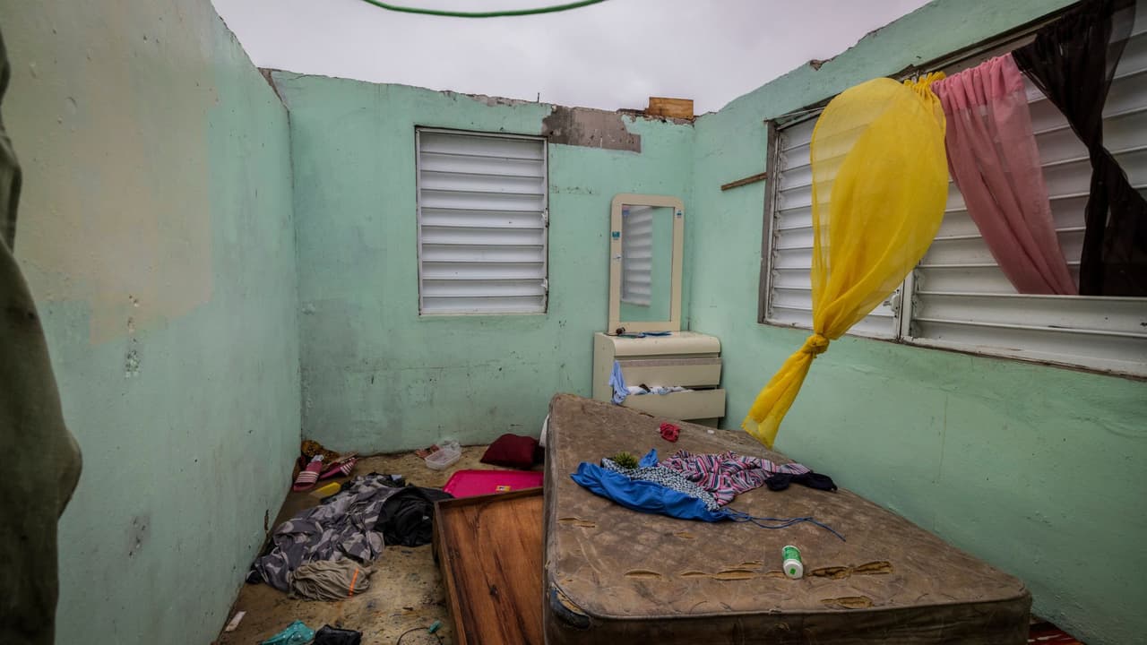 Los vientos del huracán Fiona han dejado residencias sin techo en Puerto Rico.