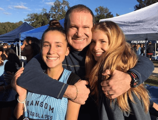 Hannah, de 17 años, y Nicole, de 15, son dos jovencitas que lo llenan de amor y satisfacciones.