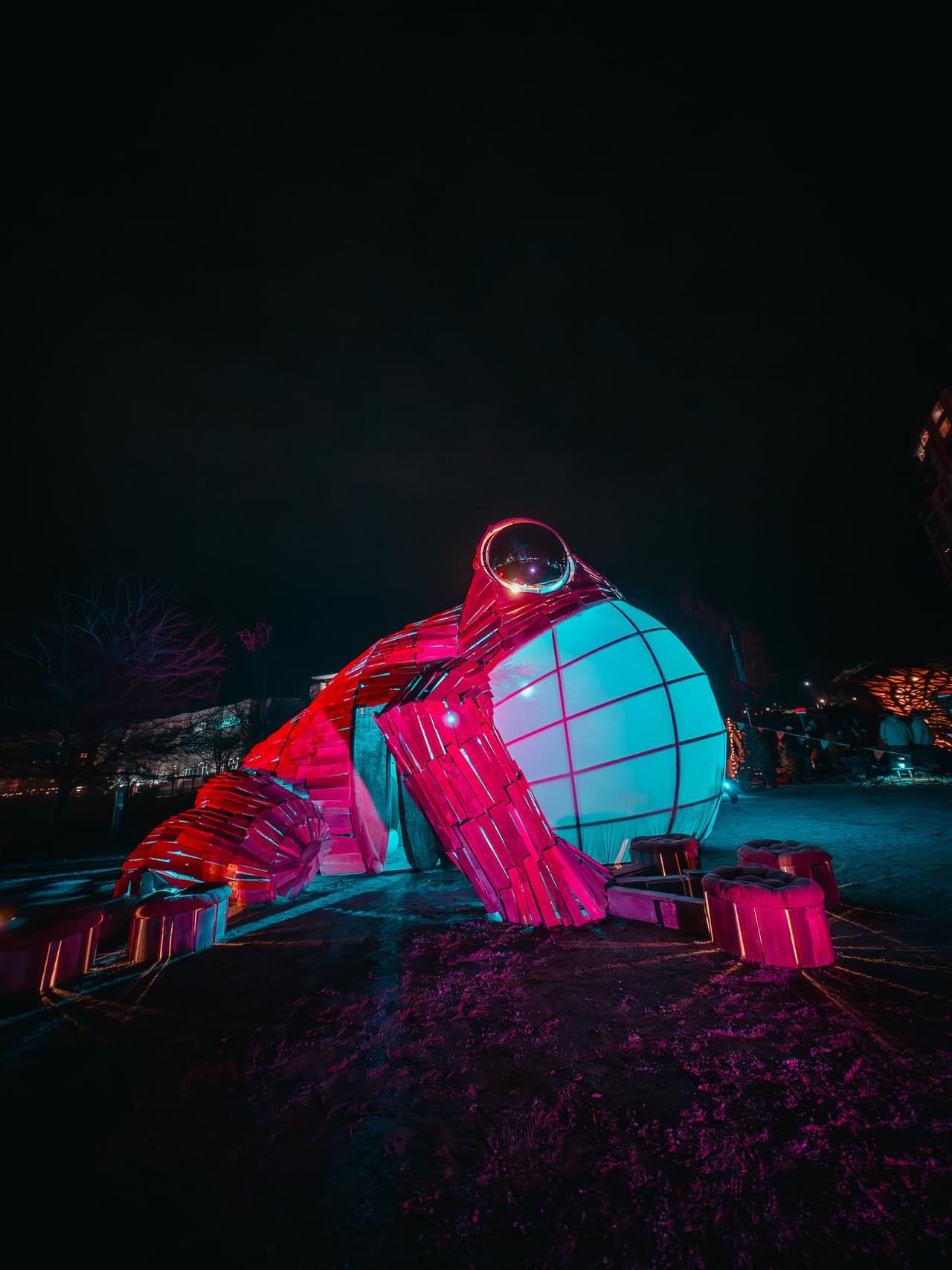 <b>Un reconocimiento internacional que destaca la integración del arte en los espacios públicos:</b> La nominación de "COQUÍ by NiNo" a los CODAworx TOP 100 Awards coloca a la obra entre los proyectos de arte público más destacados del año. Estos premios reconocen iniciativas que logran integrar el arte con la arquitectura, el diseño y el espacio urbano para generar experiencias significativas en las comunidades. En la edición 2026 participaron 302 proyectos internacionales, de los cuales solo 100 fueron seleccionados como finalistas por un jurado especializado. La inclusión del coquí gigante en esta lista representa un reconocimiento a su propuesta artística, a su impacto visual y a su capacidad para involucrar al público. Además de la evaluación del jurado, la competencia contempla una etapa de votación abierta, lo que permite que personas de distintas partes del mundo apoyen la obra y contribuyan a definir a los ganadores.
<br>