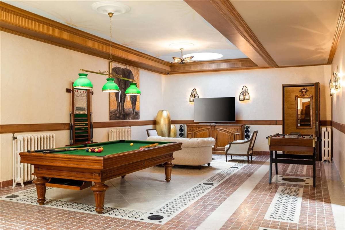 El lugar donde posiblemente podría vivir Messi y su familia es llamado Palacio Rosa (Palais Rose), construcción del año 1900 inspirada en el Grand Trianon y que está catalogado como monumento de interés histórico, pues cuenta con techos altos, grandes ventanas y muebles de la época. La residencia se encuentra 20 minutos de París.