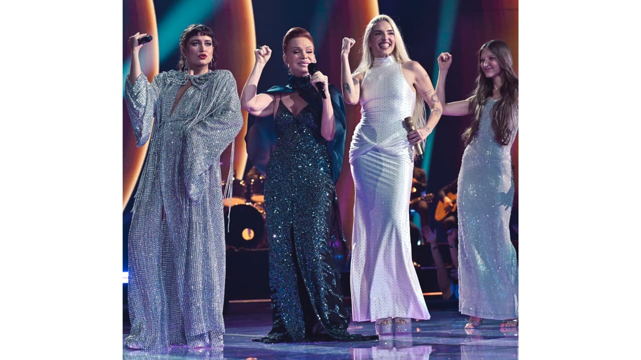 Sofía Reyes, Paloma San Basilio, Elena Rose, Yami Safdie en el escenario de Premio Lo Nuestro 2026