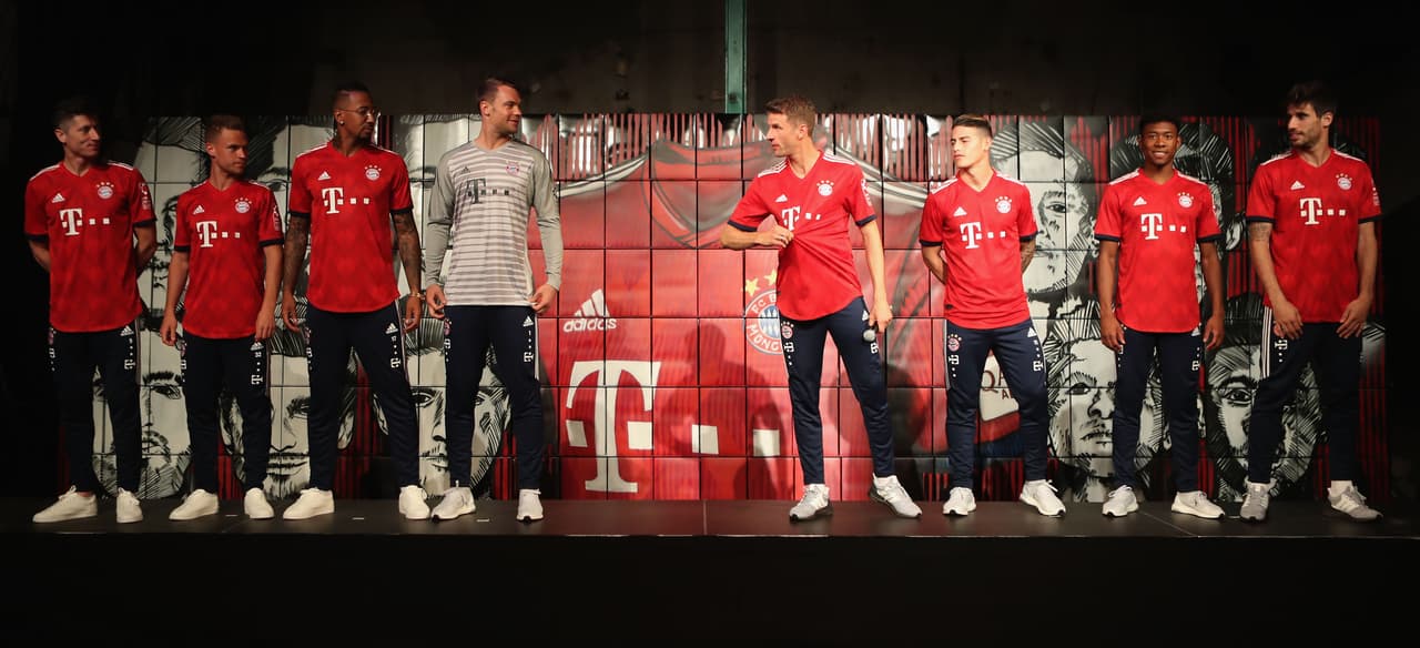 Este martes, en Múnich, el F.C. Bayern realizó la presentación de su nueva playera para la próxima temporada con varios de sus jugadores que son imagen de la reconocida marca alemana encargada de confeccionar sus uniformes. Este se estrenerá en el último juego de la Bundesliga ante el Stuttgart y se volverá a usar en la final de la DFB Pokal ante el Eintracht Frankfurt de Carlos Salcedo y Marco Fabián.