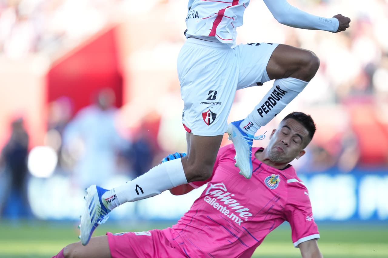 Con un gol solitario de Julián Quiñones el Atlas se llevó una edición más del Clásico Tapatío ante Chivas.