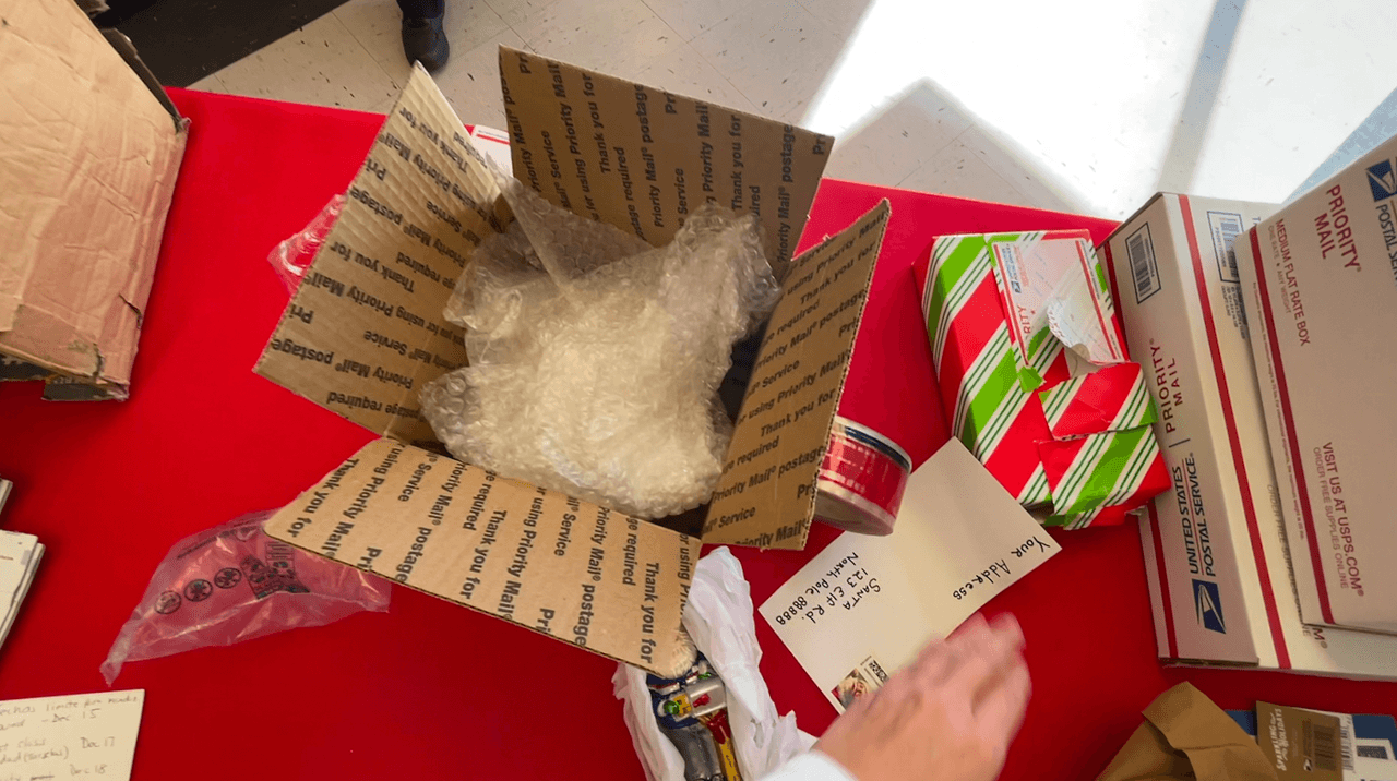 Para evitar que un objeto frágil se rompa usa papel burbuja para protegerlo de golpes o derrames.