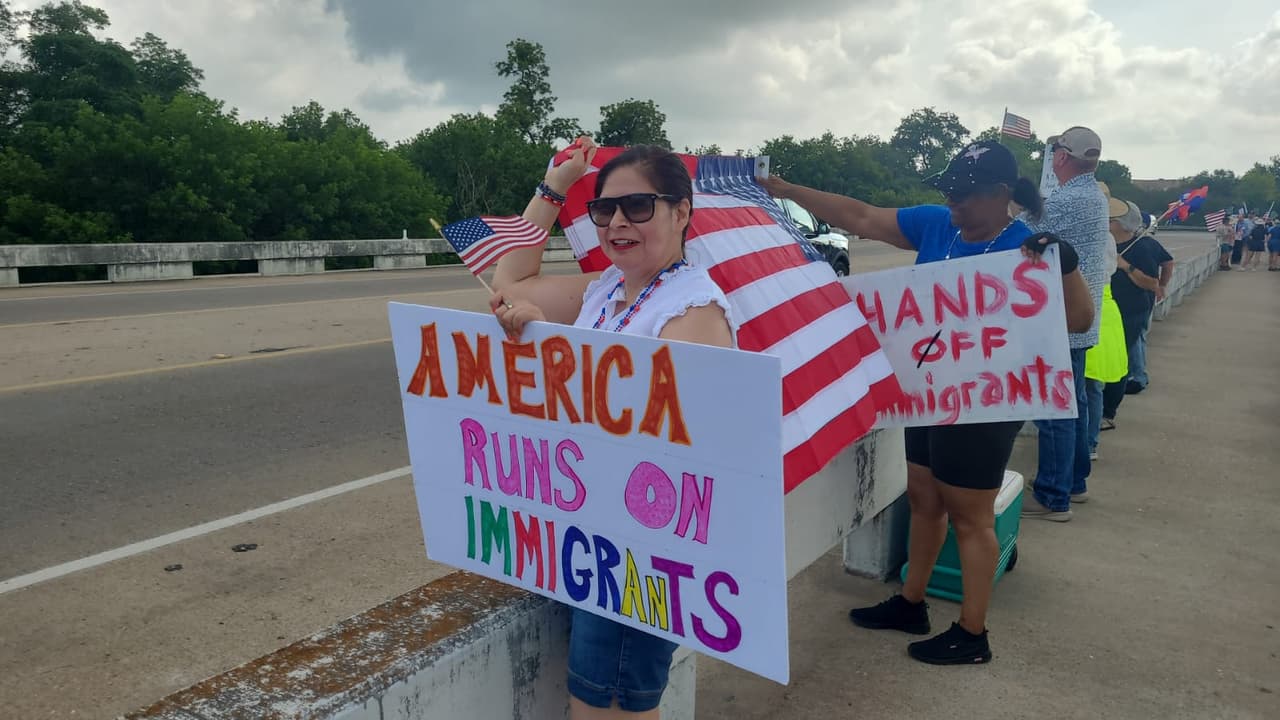Sin embargo, todas las personas entrevistadas en la protesta coincidieron en un mensaje claro: los migrantes
<b>han sido parte fundamental en la construcción del país y merecen un proceso justo antes de cualquier decisión de deportación.</b>