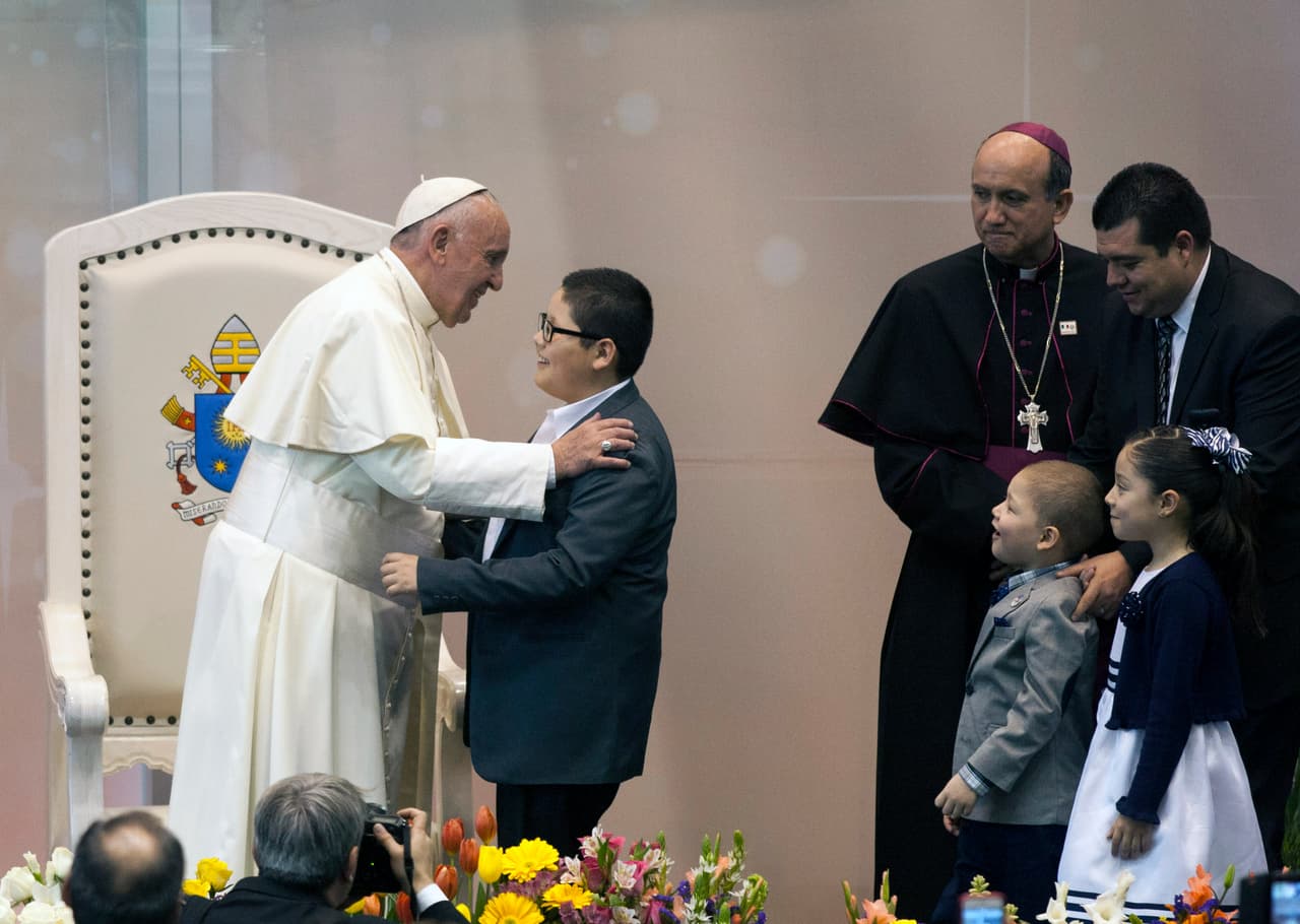 Francisco saluda a un niño en el Colegio de Bachilleres en Ciudad Juárez.