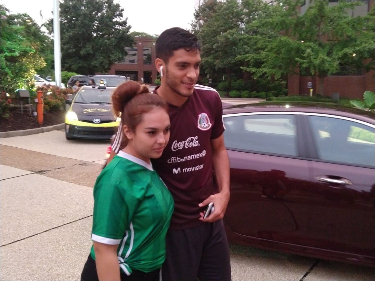 Sin embargo, la emoción de los hinchas se dio cuando llegaron de su práctica los jugadores de México.