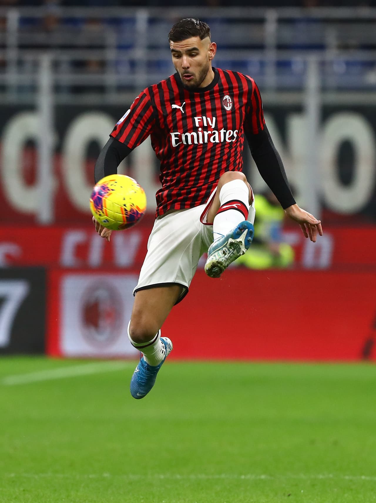 Theo Hernandez del AC Milan en acción durante el partido.